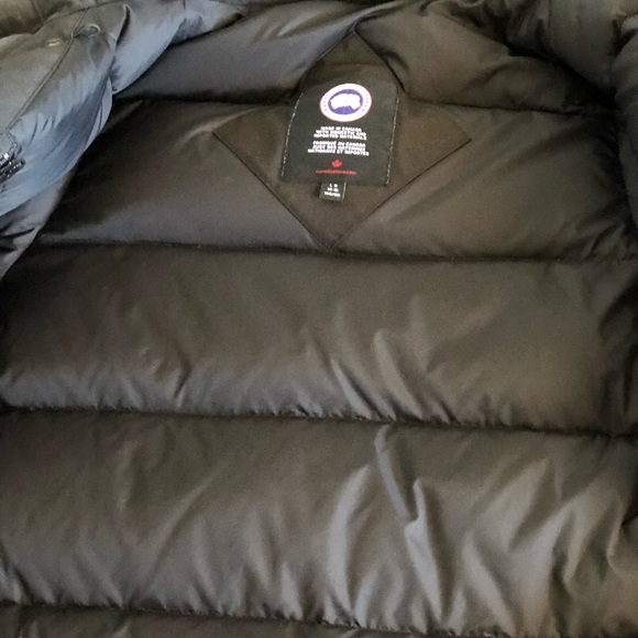2020 Boys Large (14-16) Canada Goose Logan Parka. Currently priced online $850 - Picture 5 of 14